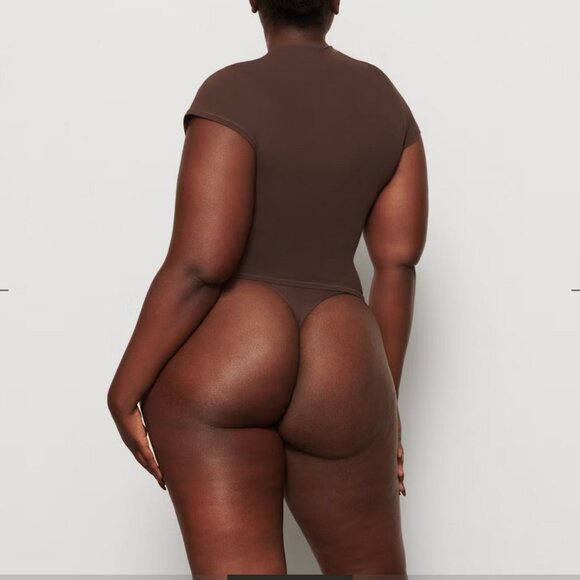 SKIMS Fits Everybody Short Sleeve T-shirt - Picture 3 of 3